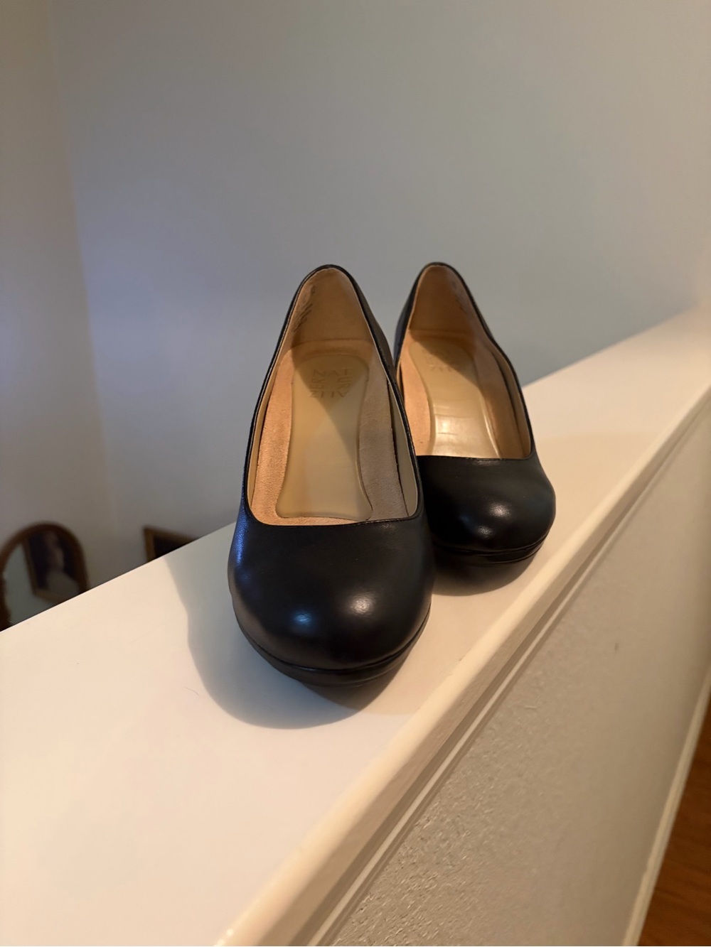 Naturalizer Black Leather Round-Toe Platform Pumps